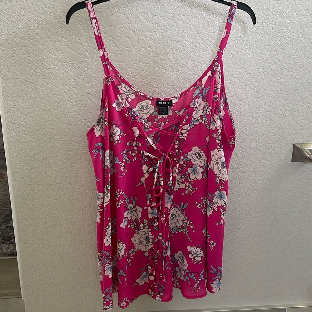 Torrid size 2 summer top hot pink with white floral print